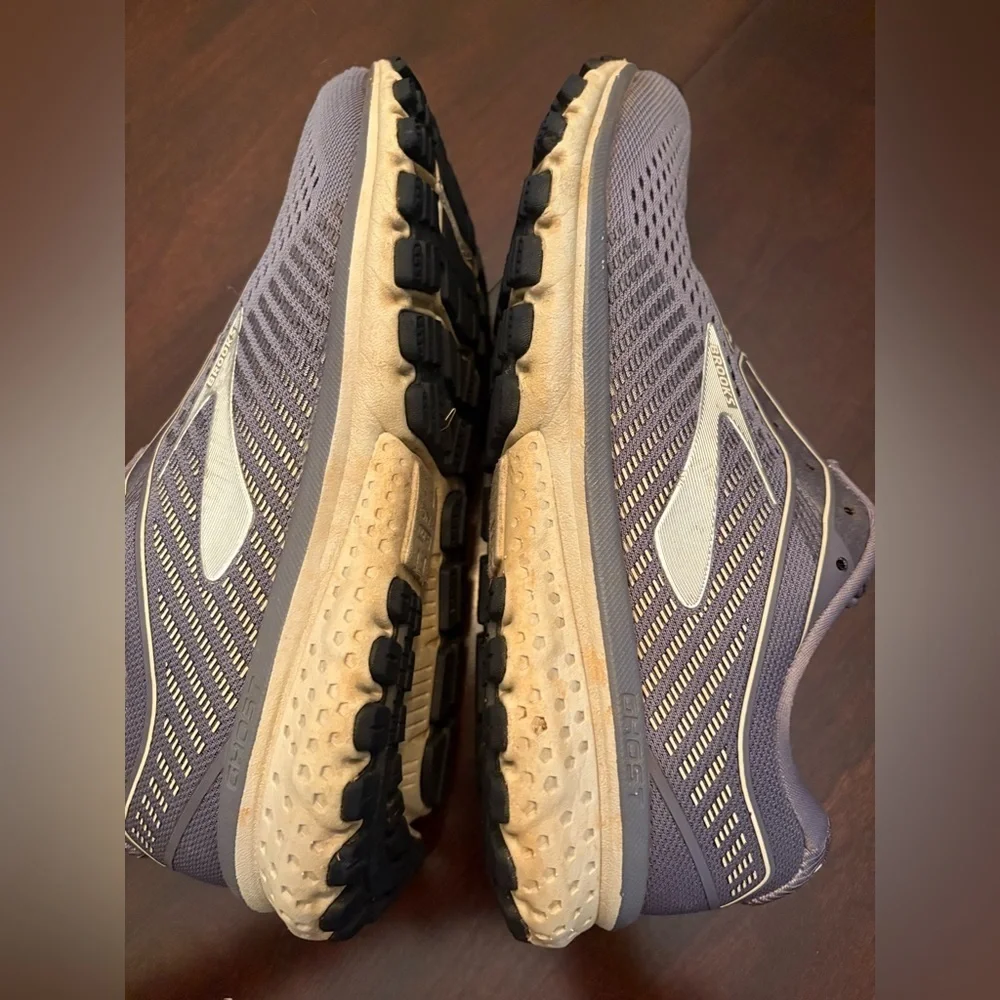 BROOKS GHOST 12 Running shoes periwinkle color size 8 1/2